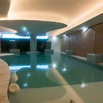 Garden With Spa, Outdoor Pool & Parking