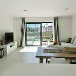 아파트 Garden With Spa, Outdoor Pool & Parking
