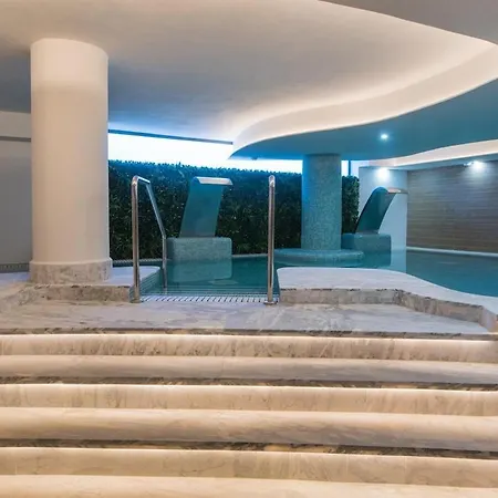 아파트 Garden With Spa, Outdoor Pool & Parking