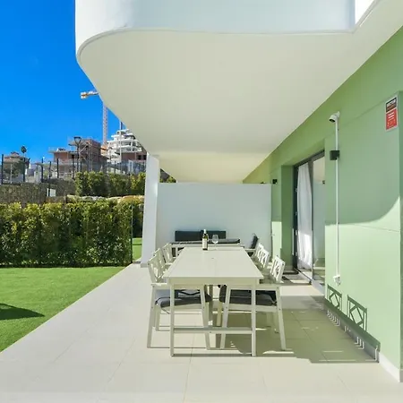 Garden With Spa, Outdoor Pool & Parking Apartment *