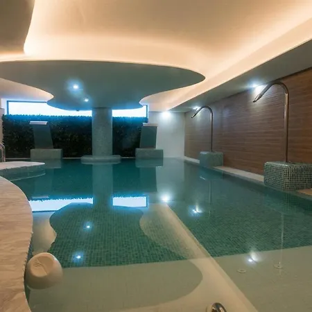 Garden With Spa, Outdoor Pool & Parking