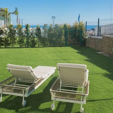Garden With Spa, Outdoor Pool & Parking Apartment