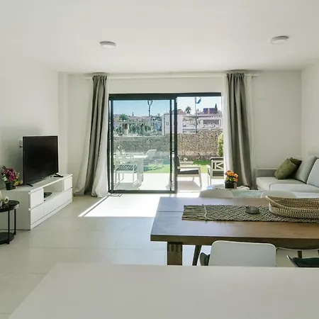Apartment Garden With Spa, Outdoor Pool & Parking