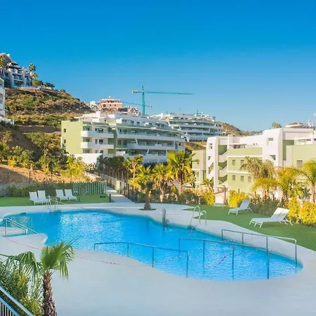 Garden With Spa, Outdoor Pool & Parking *