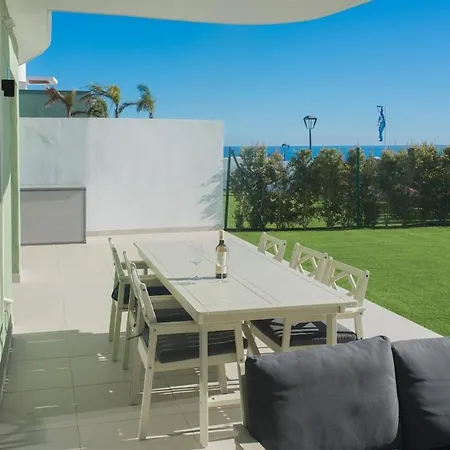 Garden With Spa, Outdoor Pool & Parking Apartment
