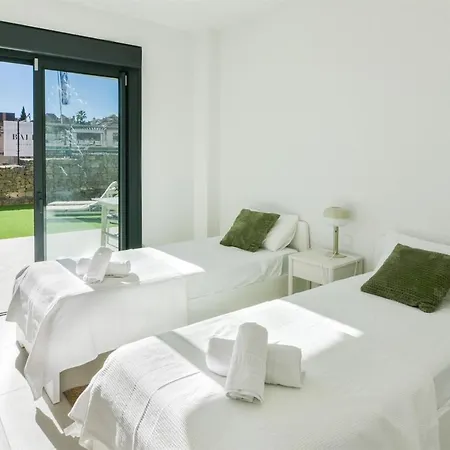 Garden With Spa, Outdoor Pool & Parking *