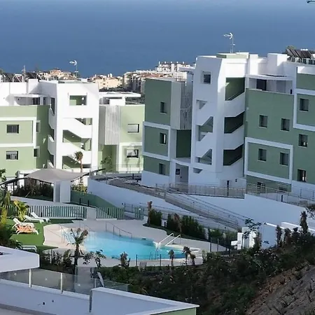 Garden With Spa, Outdoor Pool & Parking Apartment *