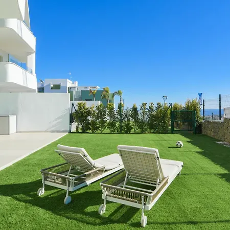 Garden With Spa, Outdoor Pool & Parking Apartment